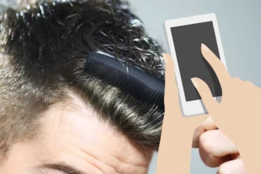 Imagem mostrando um penteado e uma mão segurando um celular para demonstrar o aplicativo que testa penteados